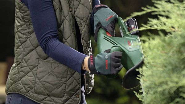 Produktbild: Bosch Home and Garden EasyHedgeCut 18V-44-11 Akku Akku-Heckenschere ohne Akku, ohne Ladeger&auml;t Li-Ion
