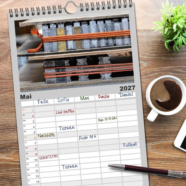 Produktbild: Familienplaner 2027 - Auf Guttenbergs Spuren mit 5 Spalten (Wandkalender, 21 x 45 cm) CALVENDO