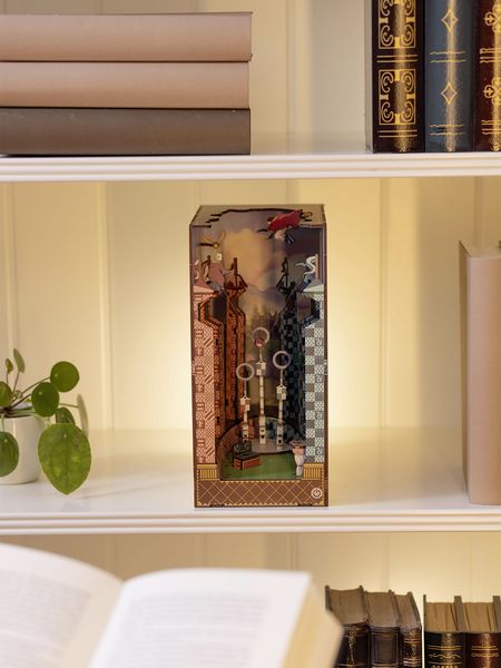 Produktbild: Book Nook DIY B&uuml;cherecke Harry Potter Quidditch Field von Revell Tiny Adventures