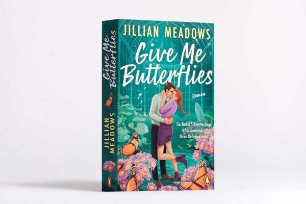 Produktbild: Give Me Butterflies. Sie erforscht Schmetterlinge, er die Sterne. F&uuml;r ihre Anziehung gibt es keine wissenschaftliche Erkl&auml;rung