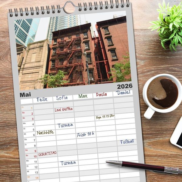 Produktbild: Familienplaner 2026 - Streets of New York - Zu Fu&szlig; durch die Metropole der Superlative mit 5 Spalten (Wandkalender, 21 x 45 cm) CALVENDO