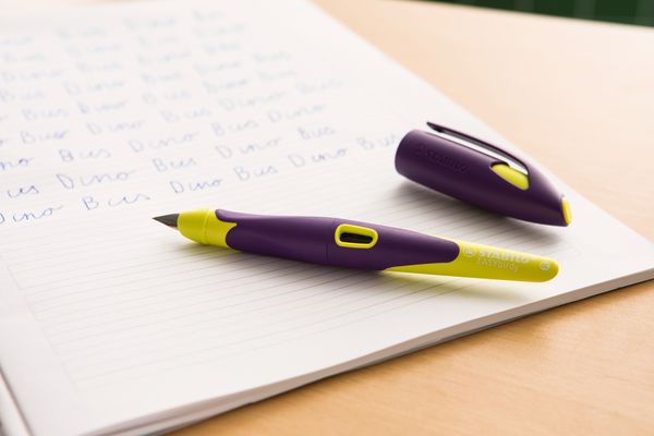 Produktbild: STABILO Ergonomischer Schulf&uuml;ller f&uuml;r Rechtsh&auml;nder mit Anf&auml;nger-Feder A -   EASYbirdy in violett/gelb - Einzelstift - inklusive Patrone