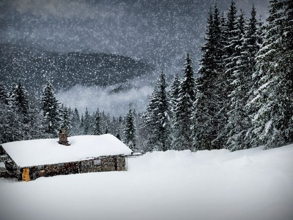 Produktbild: CALVENDO Puzzle Winterm&auml;rchen HEMMERSUPPENALM II (schwarz) | 1000 Teile Lege-Gr&ouml;&szlig;e 64x48cm Foto-Puzzle f&uuml;r gl&uuml;ckliche Stunden