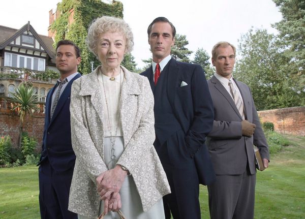 Produktbild: Agatha Christie: Marple - Die komplette Serie. Collector's Box. - Alle sechs Staffeln. Alle 23 Episoden. Plus exklusives Bonusmaterial. [13 DVDs]