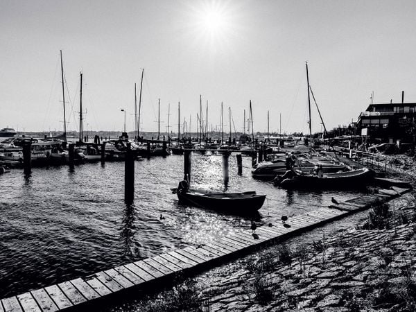 Produktbild: CALVENDO Puzzle Abendlicht im Hafen 1000 Teile Puzzle quer | 1000 Teile Lege-Gr&ouml;&szlig;e 64 &times; 48 cm Foto-Puzzle f&uuml;r gl&uuml;ckliche Stunden