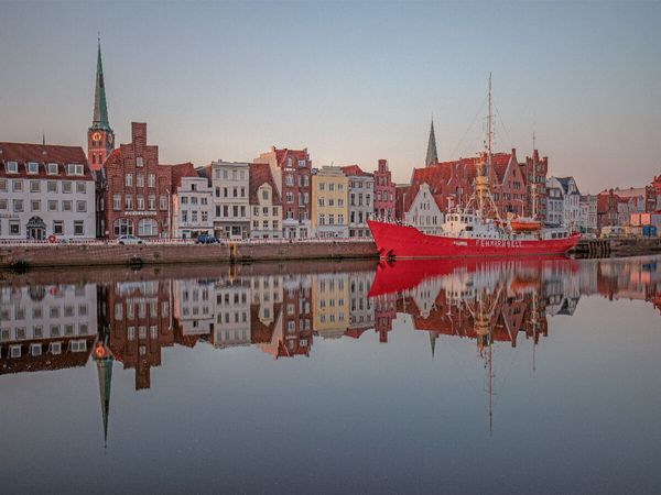 Produktbild: CALVENDO Puzzle Feuerschiff Fehmarnbelt an der Untertrave in L&uuml;beck | 1000 Teile Lege-Gr&ouml;&szlig;e 64x48cm Foto-Puzzle f&uuml;r gl&uuml;ckliche Stunden