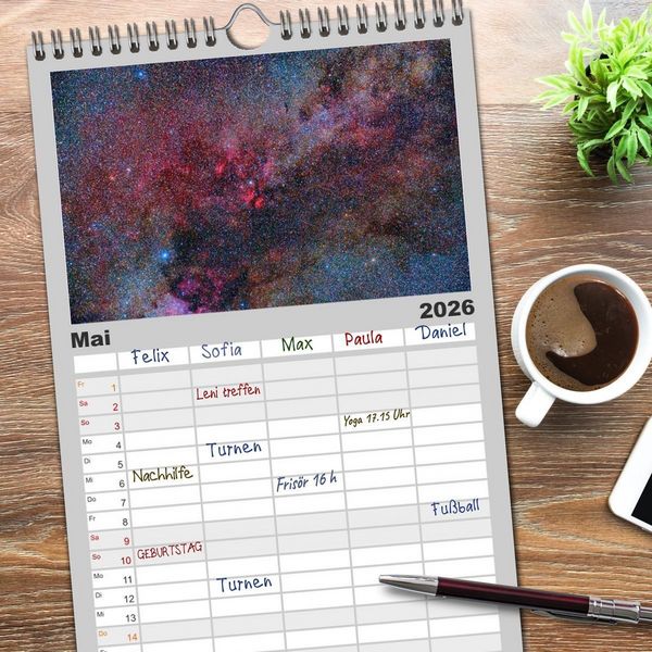 Produktbild: Familienplaner 2026 - Farbiges Weltall mit 5 Spalten (Wandkalender, 21 x 45 cm) CALVENDO