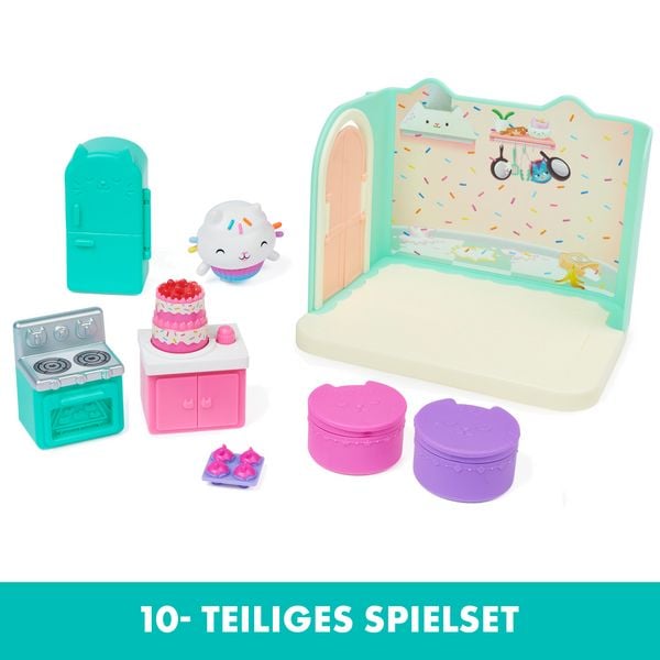 Produktbild: Gabby&lsquo;s Dollhouse Deluxe Raum, Bakey with Cakey, K&uuml;che mit Kuchi (engl. Cakey), M&ouml;belst&uuml;cken und thematischem Zubeh&ouml;r