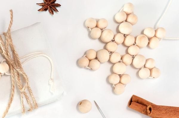 Produktbild: Folia Holzperlen Sterne Set NATURE, 161-teilig