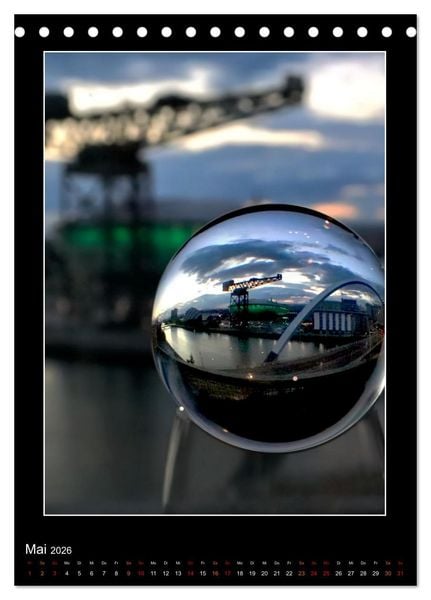 Produktbild: Momente aus Glas &ndash; Glaskugelfotografie (Tischkalender 2026 DIN A5 hoch), CALVENDO Monatskalender