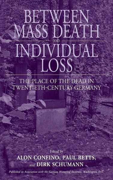 Produktbild: Between Mass Death and Individual Loss
