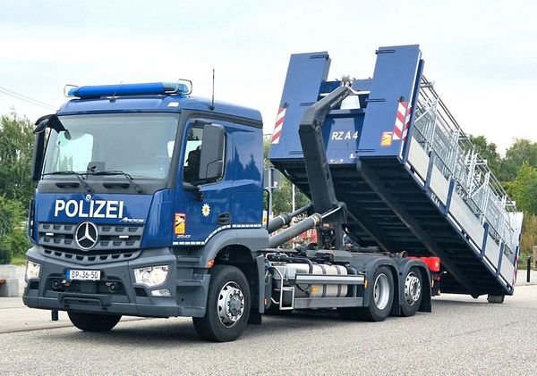 Produktbild: Polizeifahrzeuge Mercedes-Benz