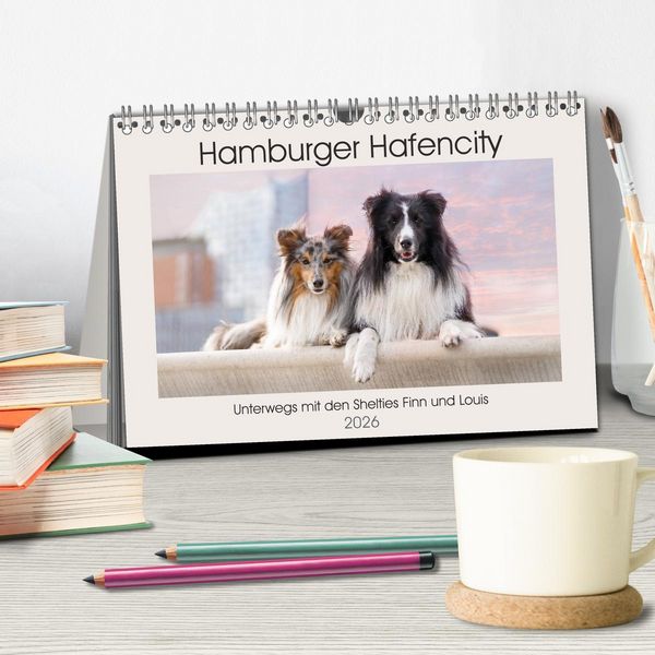 Produktbild: Hamburger Hafencity - Unterwegs mit den Shelties Finn und Louis (Tischkalender 2026 DIN A5 quer), CALVENDO Monatskalender