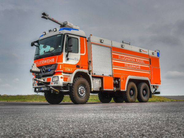 Produktbild: CALVENDO Puzzle Rosenbauer FLF 9700 / 250 MB Actros 3360 - Airport Kassel | 1000 Teile Lege-Gr&ouml;&szlig;e 64x48cm Foto-Puzzle f&uuml;r gl&uuml;ckliche Stunden