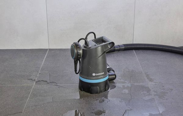 Produktbild: GARDENA 09016-47 2in1 Klarwasser-Tauchpumpe 20000 BASIC Klarwasser-Tauchpumpe 20000 l/h 9m