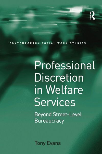 Produktbild: Professional Discretion in Welfare Services