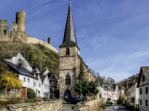 Produktbild: CALVENDO Puzzle Monreal - Mit Blick auf die L&ouml;wenburg und Pfarrkirche | 1000 Teile Lege-Gr&ouml;&szlig;e 64x48cm Foto-Puzzle f&uuml;r gl&uuml;ckliche Stunden
