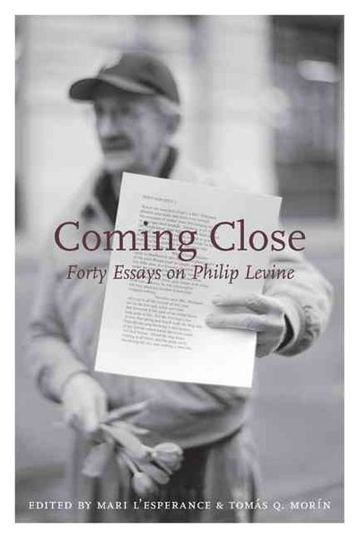Produktbild: Coming Close: Forty Essays on Philip Levine