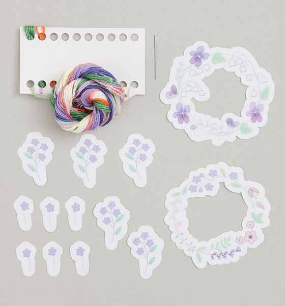 Produktbild: Stick & Stitch Packung, Blumenkr&auml;nze XL // 13 Stk., 4 Designs // Wasserl&ouml;sliche Stickvorlage, Stickgarn, Sticknadel und Anleitung