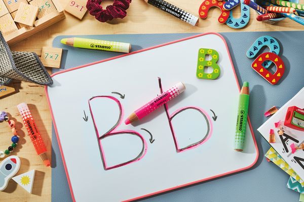 Produktbild: STABILO Marker Whiteboard- und Flipchartmarker MARKdry, 4er Set mit Spitzer und Abwischtuch, Neonfarben