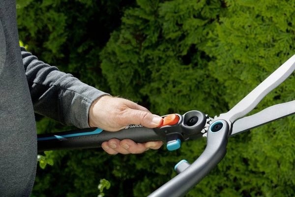 Produktbild: GARDENA 2in1 EnergyCut Hand Heckenschere