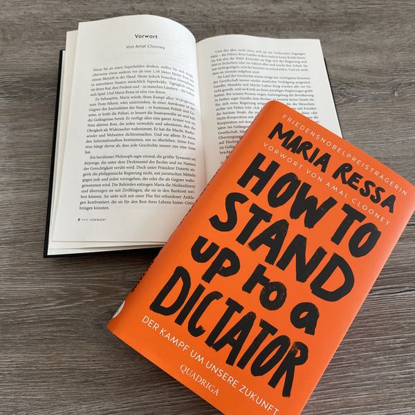 Produktbild: HOW TO STAND UP TO A DICTATOR - Deutsche Ausgabe. Von der Friedensnobelpreistr&auml;gerin
