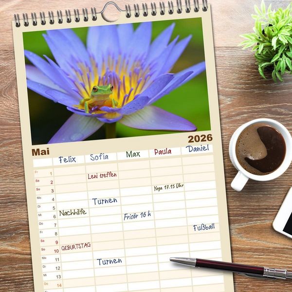 Produktbild: Familienplaner 2026 - Fr&ouml;sche - Die wundersch&ouml;ne Welt der bunten H&uuml;pfer. mit 5 Spalten (Wandkalender, 21 x 45 cm) CALVENDO