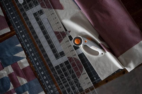 Produktbild: Fiskars Titanium Rollmesser mit Komfortgriff, Klingendurchmesser 45 mm