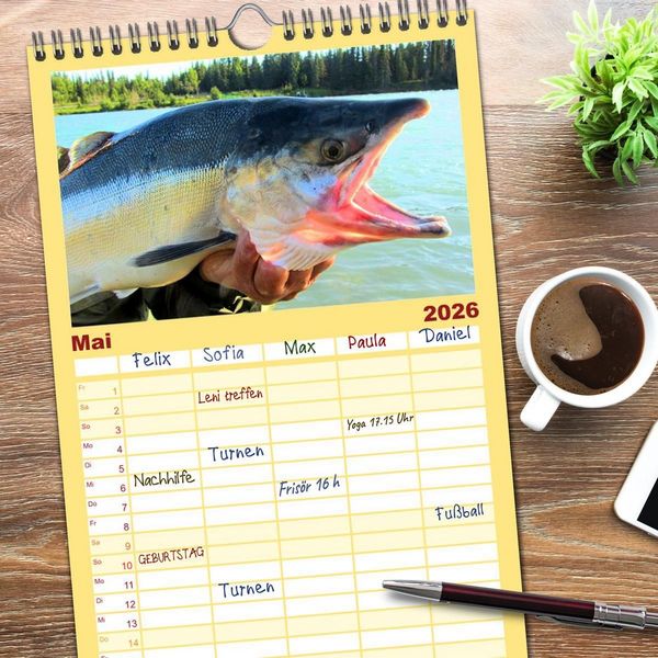 Produktbild: Familienplaner 2026 - Anglergl&uuml;ck - den Fisch am Haken mit 5 Spalten (Wandkalender, 21 x 45 cm) CALVENDO