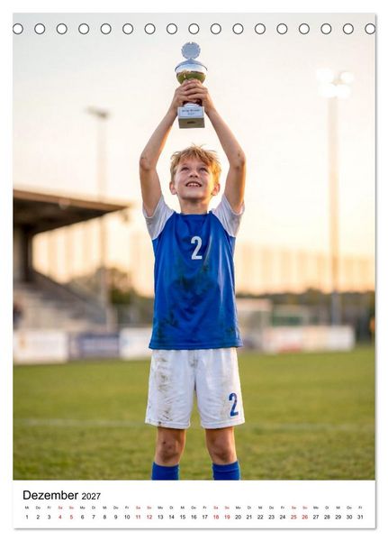 Produktbild: Am Ball Junior - Junge Kicker - Gro&szlig;e Momente (Tischkalender 2027 DIN A5 hoch), CALVENDO Monatskalender