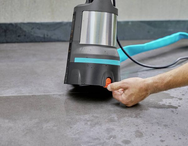 Produktbild: GARDENA 11000 aquasensor 09034-61 Klarwasser-Tauchpumpe 11.000 l/h 7 m