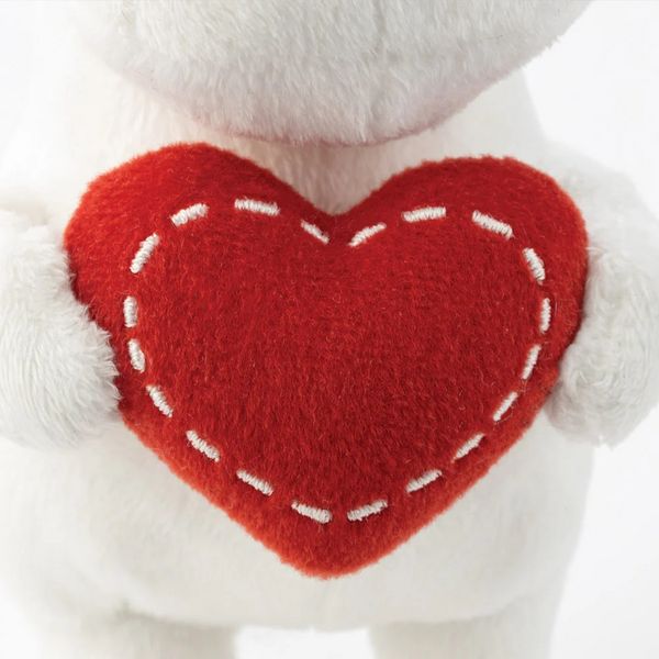 Produktbild: Aurora 61554 - Moomin Standing with Heart, Mumin-Pl&uuml;schfigur, ca. 17 cm
