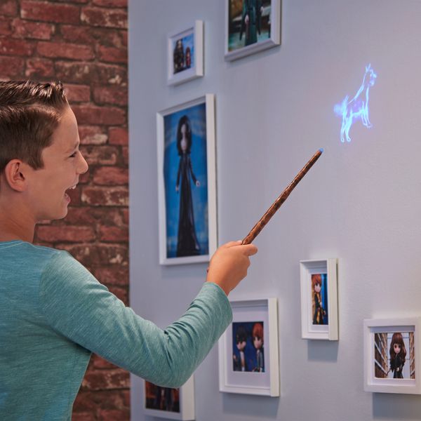 Produktbild: Wizarding World Harry Potter - Leuchtzauberstab von Harry Potter mit Patronus-Projektion, ca. 33 cm