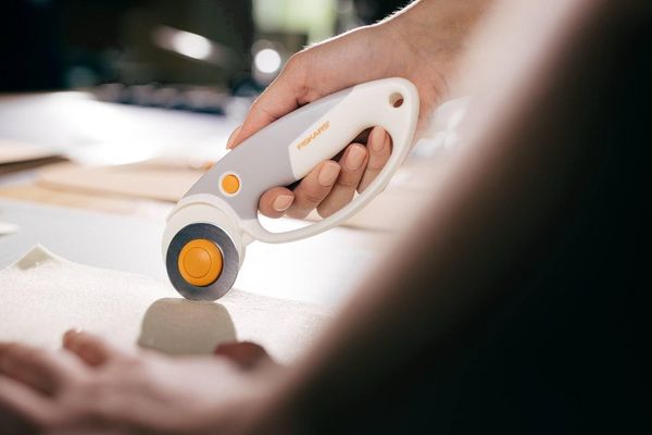 Produktbild: Fiskars Titanium Rollmesser mit Komfortgriff, Klingendurchmesser 45 mm