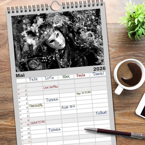 Produktbild: Familienplaner 2026 - BLACK 'N WHITE mit 5 Spalten (Wandkalender, 21 x 45 cm) CALVENDO