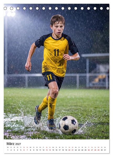 Produktbild: Am Ball Junior - Junge Kicker - Gro&szlig;e Momente (Tischkalender 2027 DIN A5 hoch), CALVENDO Monatskalender