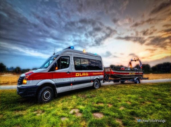 Produktbild: CALVENDO Puzzle Mannschaftswagen mit Rettungsboot DLRG Salzgitter | 2000 Teile Lege-Gr&ouml;&szlig;e 90x67cm Foto-Puzzle f&uuml;r gl&uuml;ckliche Stunden