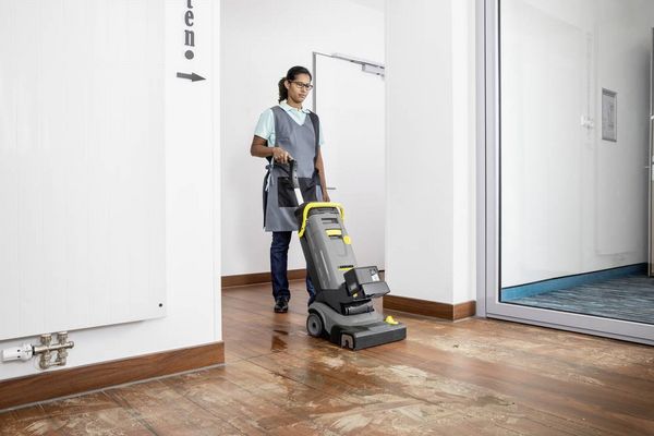 Produktbild: K&auml;rcher Professional BR 30/4 C Bp Nachl&auml;ufer-Scheuersaugmaschine akkubetrieben 1St.