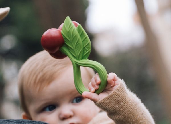 Produktbild: Oli & Carol - Cherry Rattle Toy