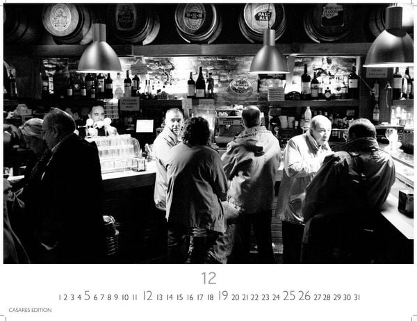 Produktbild: Tapas y Vino Kalender 2027 &ndash; Wandkalender | Fotokalender Spanien 42x55 cm- Fotokunstkalender schwarz-weiss mit Motiven aus Spanischen Bars.