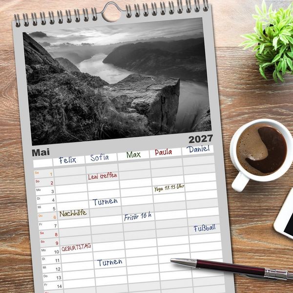 Produktbild: Familienplaner 2027 - Monochrome Wonders mit 5 Spalten (Wandkalender, 21 x 45 cm) CALVENDO