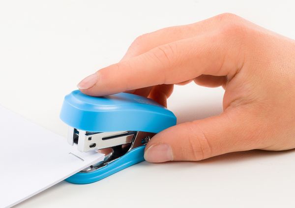 Produktbild: Heftger&auml;t Mini, bis 12 Blatt blau, im Blister