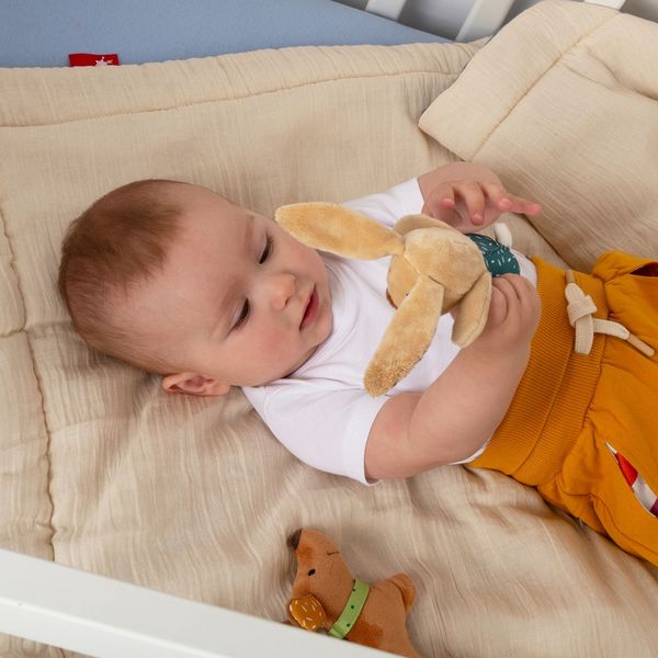 Produktbild: Sigikid 43542 - Greifling Rassel Hase, braun/gr&uuml;n, Pl&uuml;sch, 23 cm