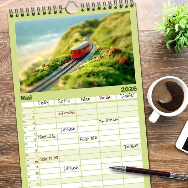 Produktbild: Familienplaner 2026 - Miniaturwelt Eisenbahn - Zug um Zug ins Abenteuer mit 5 Spalten (Wandkalender, 21 x 45 cm) CALVENDO
