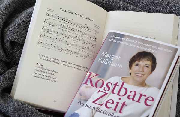 Produktbild: Kostbare Zeit &ndash; Das Buch f&uuml;r Gro&szlig;eltern