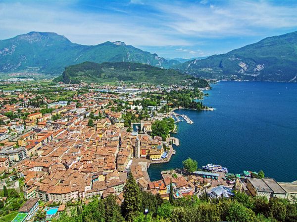 Produktbild: CALVENDO Puzzle Aussicht von der Bastione &uuml;ber Riva del Garda und den See | 1000 Teile Lege-Gr&ouml;&szlig;e 64x48cm Foto-Puzzle f&uuml;r gl&uuml;ckliche Stunden