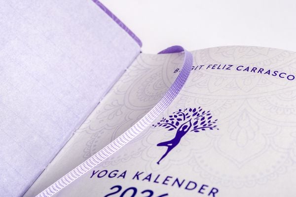 Produktbild: Yoga-Kalender 2026 - Taschenkalender mit Mantras, Meditationen, Affirmationen und Hintergrundgeschichten - im praktischen Format 10,0 x 15,5 cm, mit zahlreichen Illustrationen und Leseb&auml;ndchen