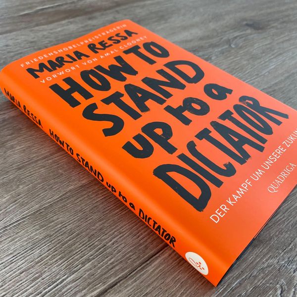 Produktbild: HOW TO STAND UP TO A DICTATOR - Deutsche Ausgabe. Von der Friedensnobelpreistr&auml;gerin