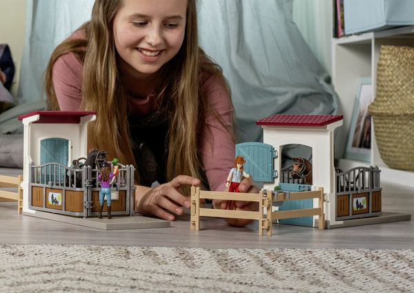Produktbild: schleich&reg; Horse Box mit Lisa & Storm
