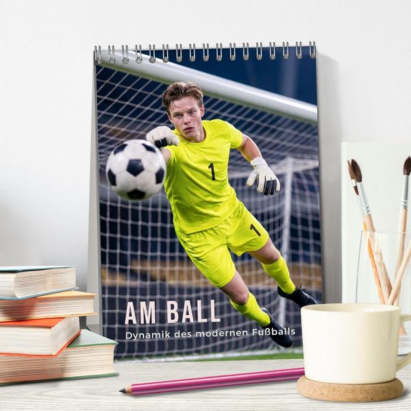 Produktbild: Am Ball - Dynamik des modernen Fu&szlig;balls (Tischkalender 2027 DIN A5 hoch), CALVENDO Monatskalender